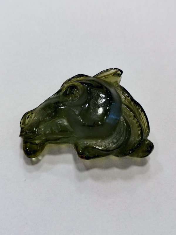 Vltavín glyptika hlava koně