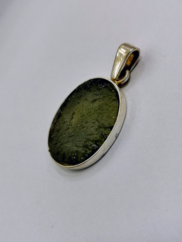 Přívěšek z přírodního vltavínu, medajlon, s ouškem ze stříbra