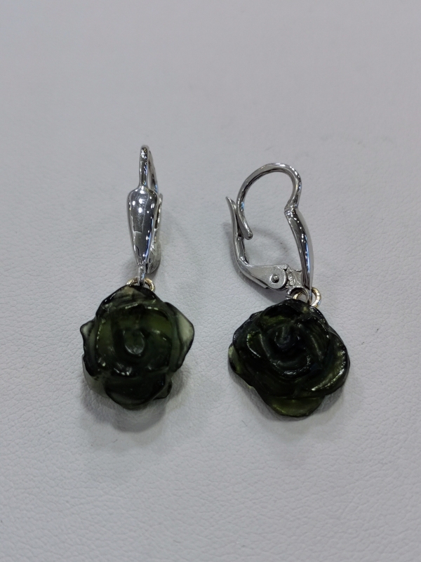 Zlaté naušnice s visícími růžemi vyřezanými z vltavínu, bílé zlato