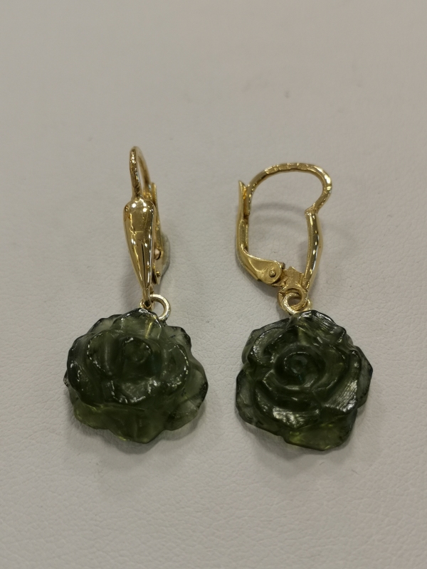 Zlaté naušnice s visícími růžemi vyřezanými z vltavínu
