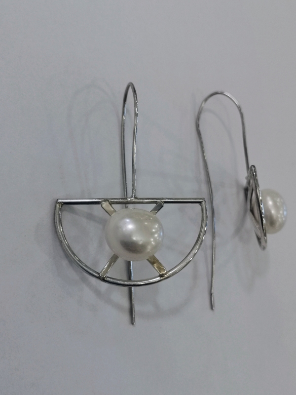 Extravagantní stříbrné naušnice s perlou