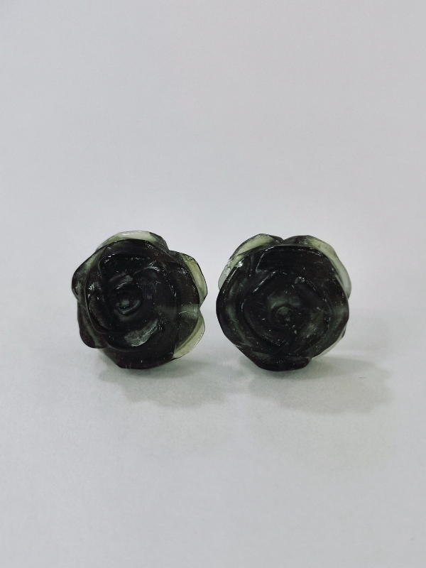 Stříbrné naušnice růže vyřezané z vltavínu