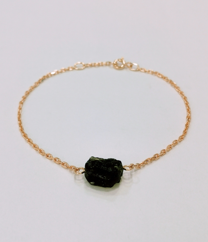 Zlatý náramek s přírodním vltavínem