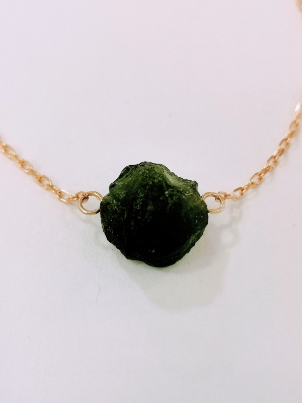 Zlatý náhrdelník s přírodním vltavínem