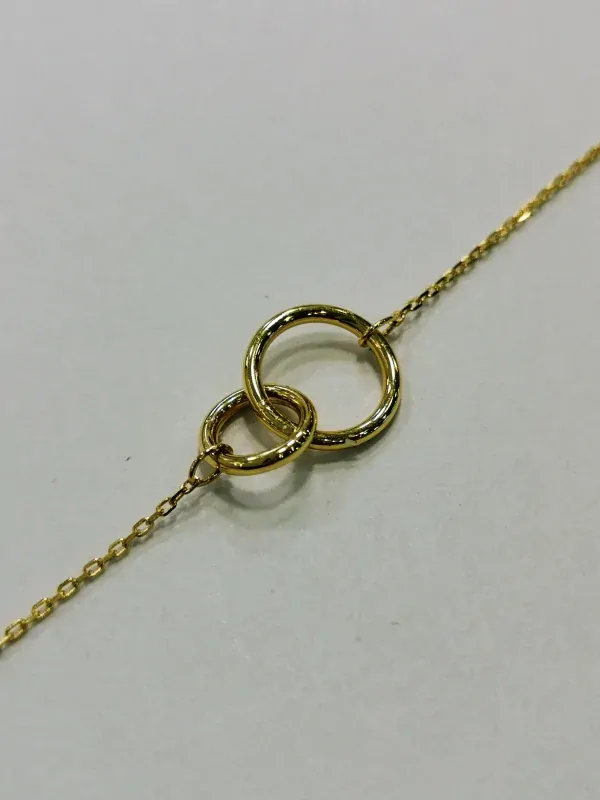 Zlatý dámský náramek s propletenými kroužky