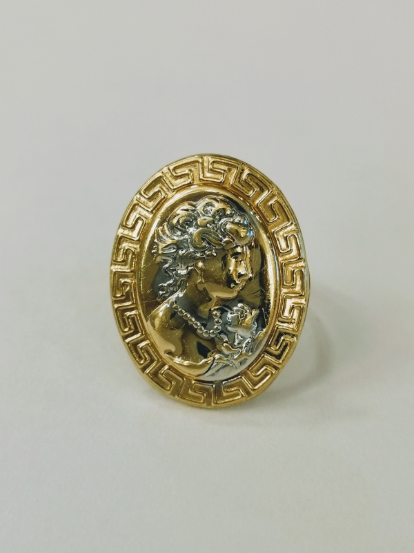 Zlatý dámský prsten s Madonou