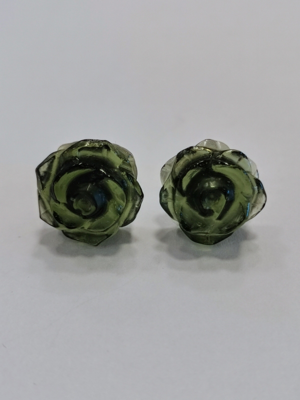 Stříbrné naušnice růže vyřezané z vltavínu