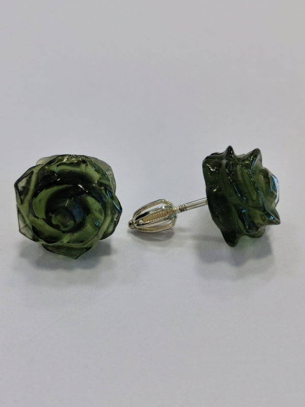 Stříbrné naušnice růže vyřezané z vltavínu