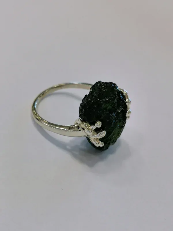 Stříbrný prsten s přírodním vltavínem