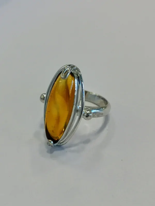 Masívní stříbrný prsten s jantarem