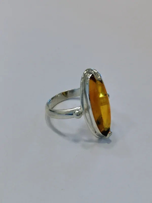 Masívní stříbrný prsten s jantarem