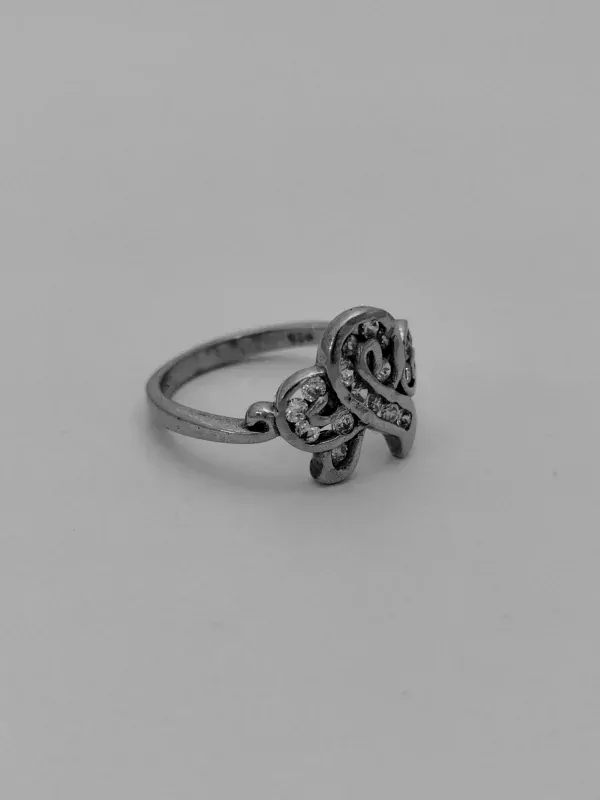 Stříbrný prsten s bílými zirkony