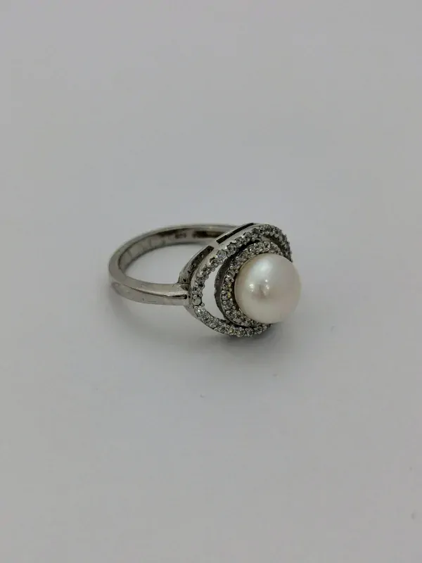 Stříbrný prsten s perlou a bílými zirkonky