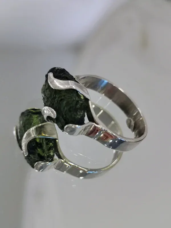 Stříbrný prsten s přírodním vltavínem