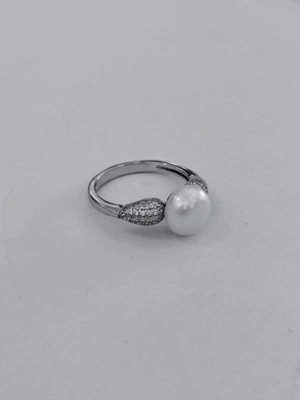 Stříbrný prsten s perlou a bílými zirkonky