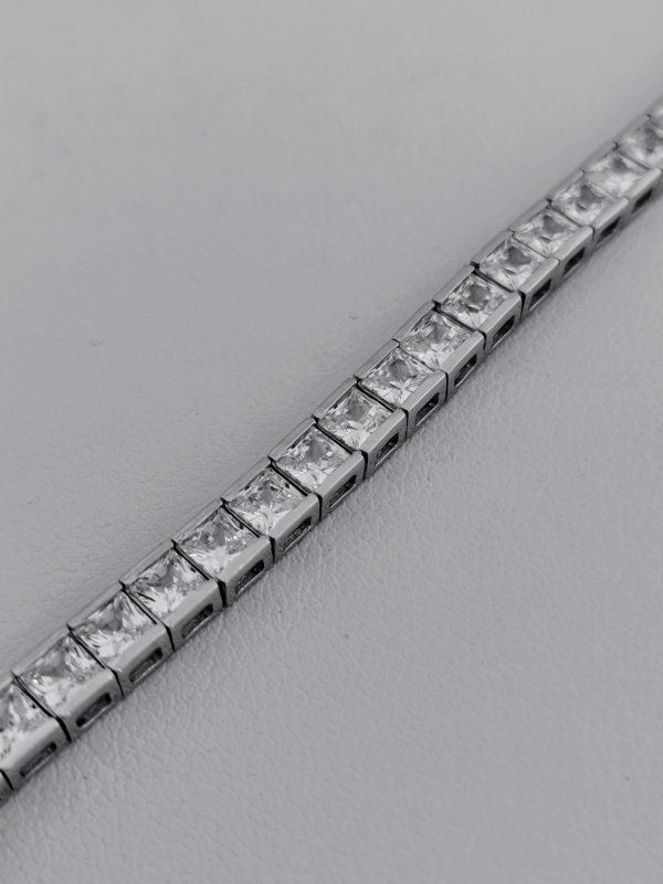 Luxusní stříbrný náramek zdobený bílými zirkony