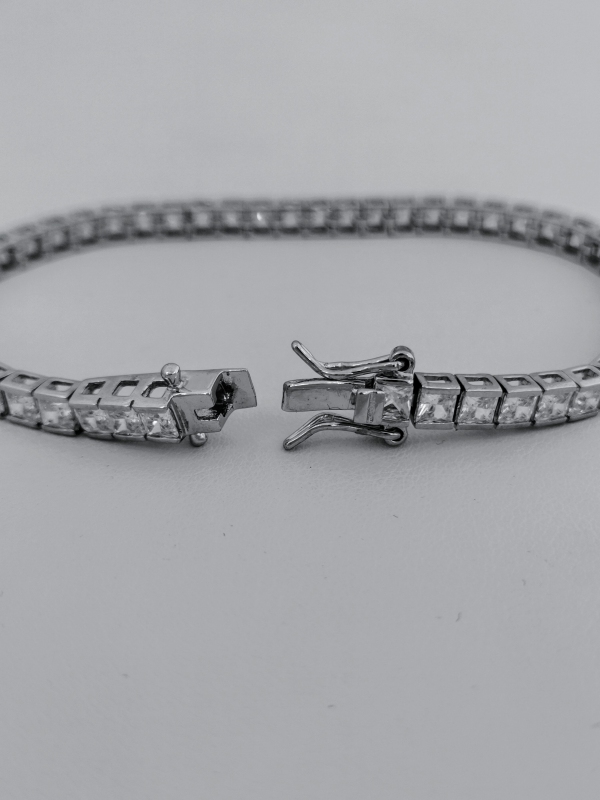 Luxusní stříbrný náramek zdobený bílými zirkony