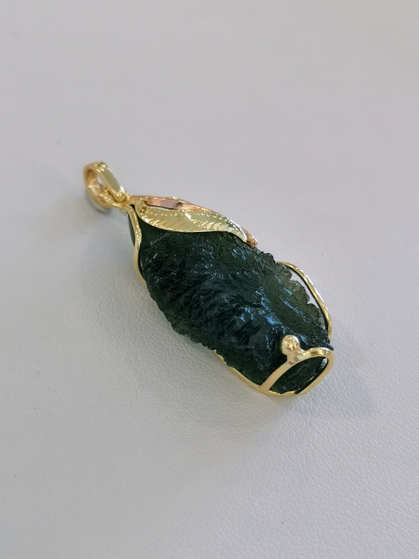 Přívěšek z přírodního vltavínu s ouškem ze žlutého zlata 