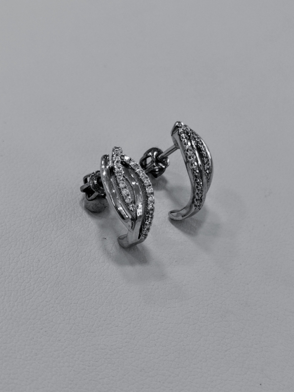 Stříbrné naušnice s bílými zirkony na šroubek