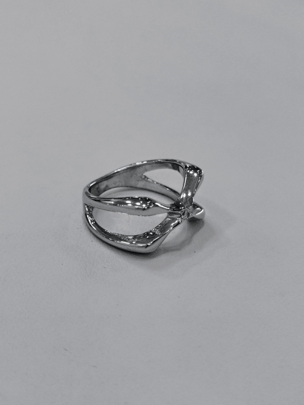 Stříbrný prsten s malým zirkonem