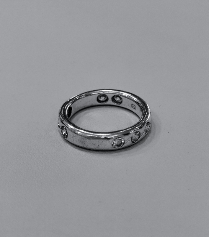 Stříbrný prsten široký kruh s bílými zirkony