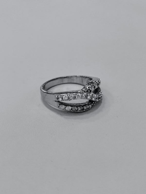 Stříbrný prsten se zirkony