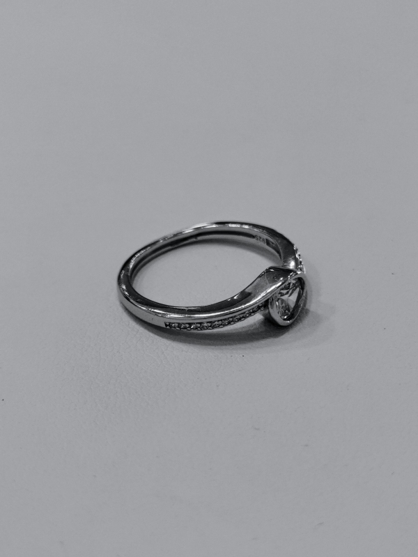 Stříbrný prsten se zirkony