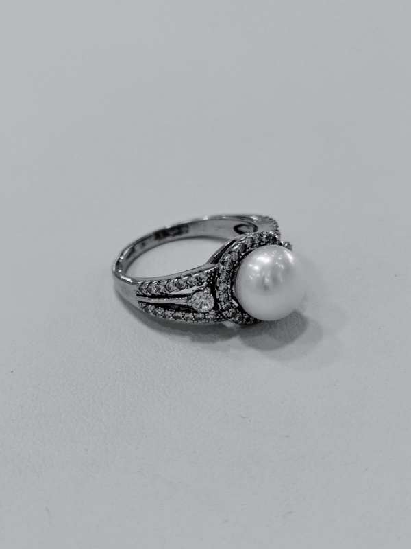 Stříbrný prsten s perlou a bílými zirkonky