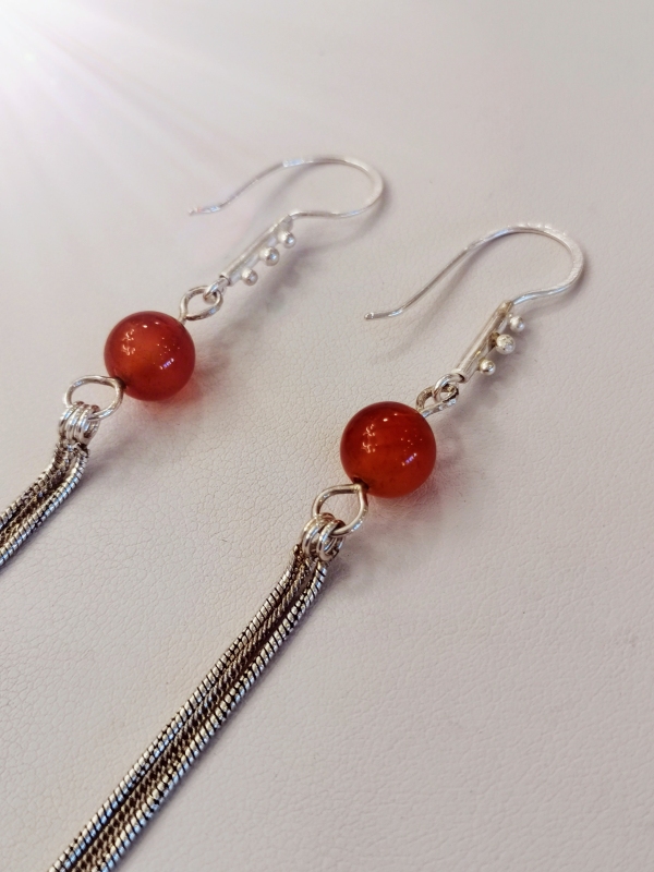 Originální stříbrné visací naušnice s karneolem