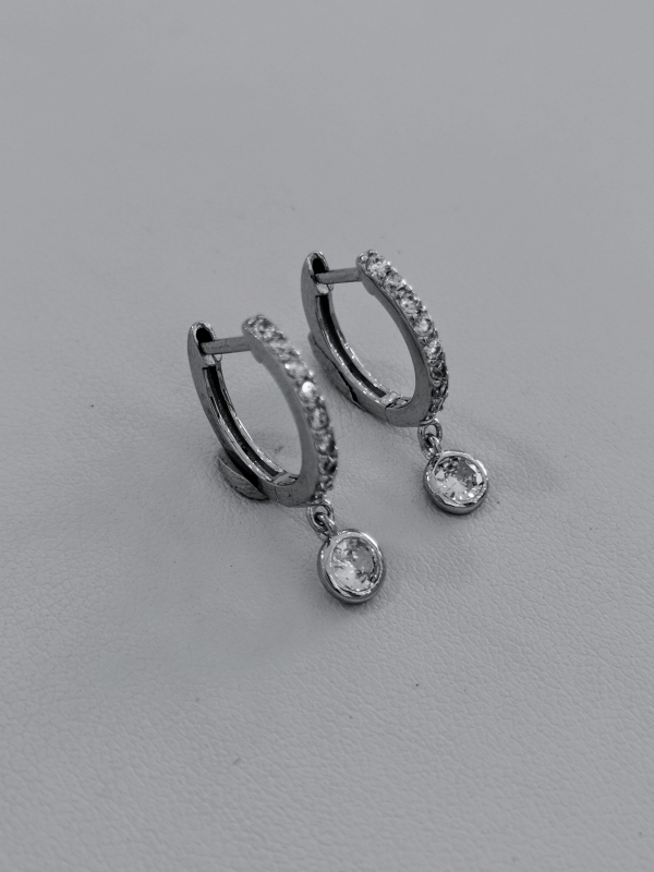 Stříbrné kroužky s bílými zirkony a jedním visícím bílým kulatým zirkonem