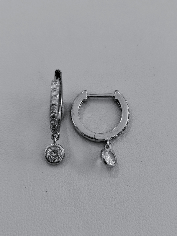 Stříbrné kroužky s bílými zirkony a jedním visícím bílým kulatým zirkonem