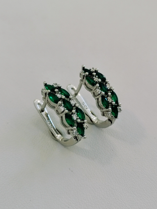 Stříbrné naušnice se zelenými a bílými kameny