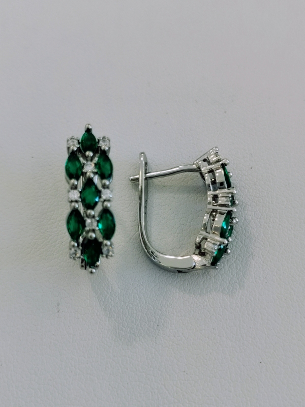 Stříbrné naušnice se zelenými a bílými kameny