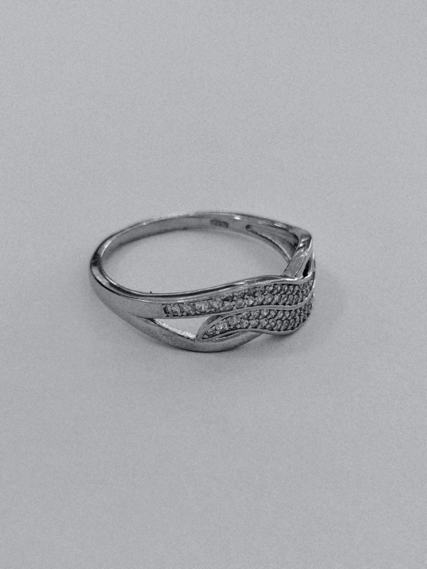 Stříbrný prsten se zirkony