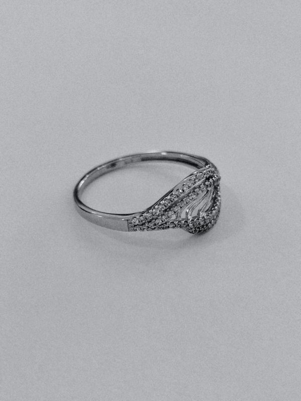 Stříbrný prsten se zirkony