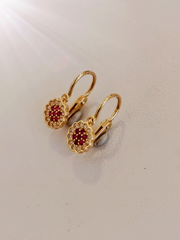 Zlaté dětské naušnice kytičky s červeným kamínkem