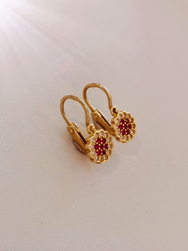 Zlaté dětské naušnice kytičky s červeným kamínkem