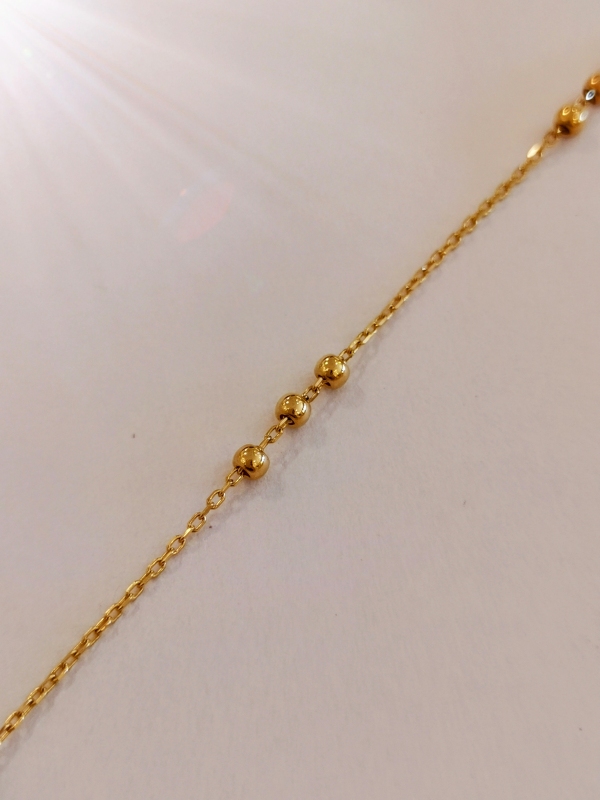 Zlatý náramek s kuličkami