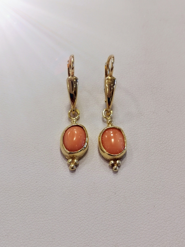 Luxusní zlaté visací naušnice s mořským korálem