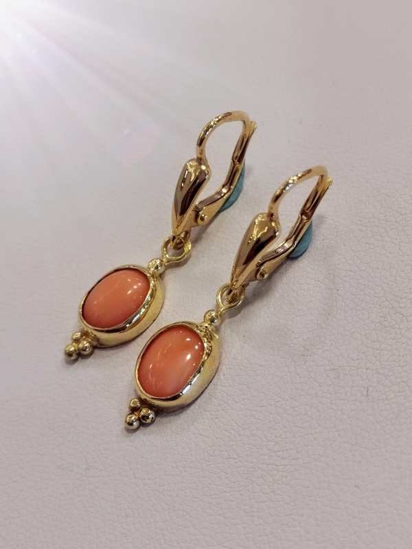 Luxusní zlaté visací naušnice s mořským korálem