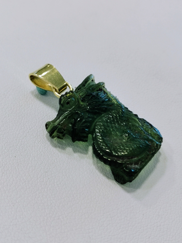 Vltavínový přívěšek draka s ouškem ze žlutého zlata