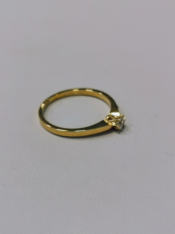 Zlatý dámský prsten s bílým zirkonem