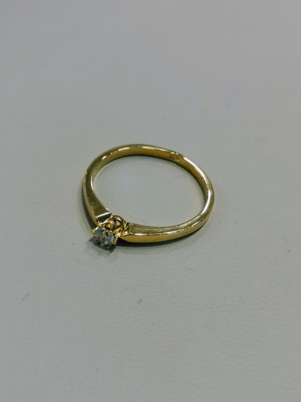 Zlatý dámský prsten s bílým zirkonem