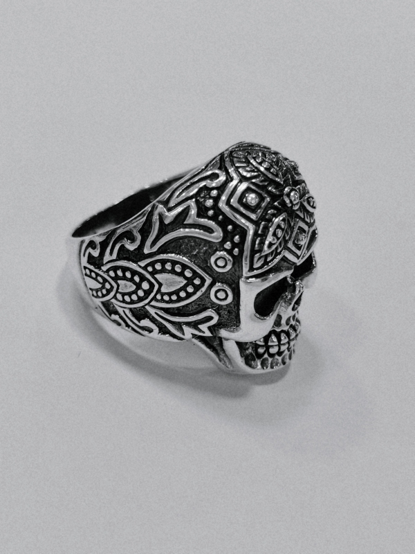 Stříbrný prsten lebka
