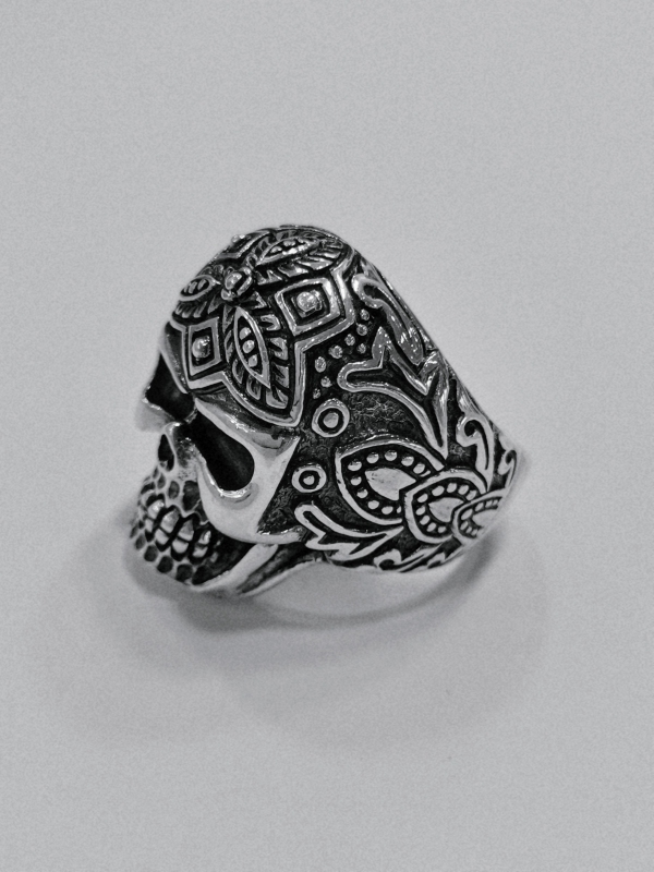 Stříbrný prsten lebka