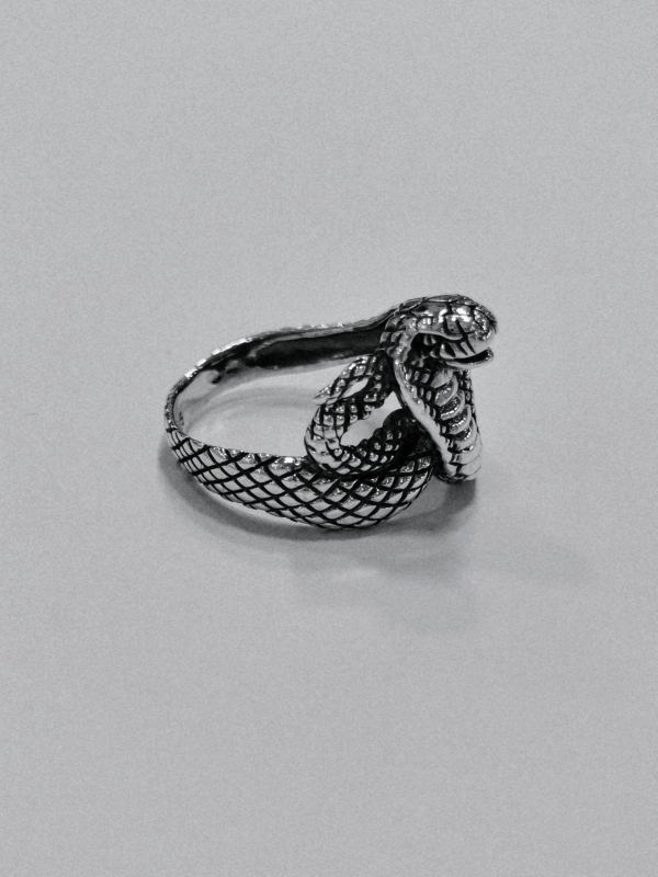 Stříbrný prsten kobra