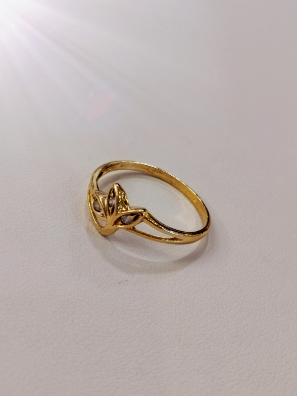 Zlatý dámský prsten se zirkony