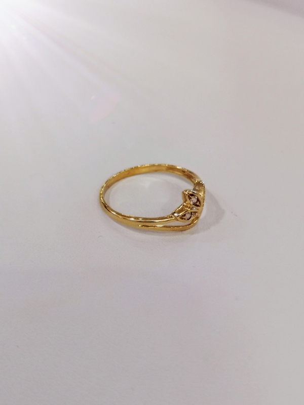 Zlatý dámský prsten se zirkony