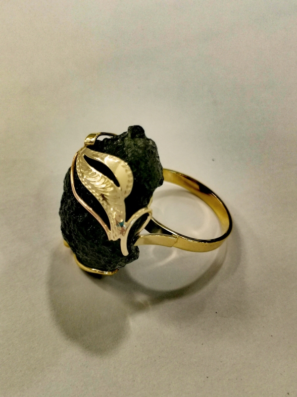 Zlatý prsten s vltavínem