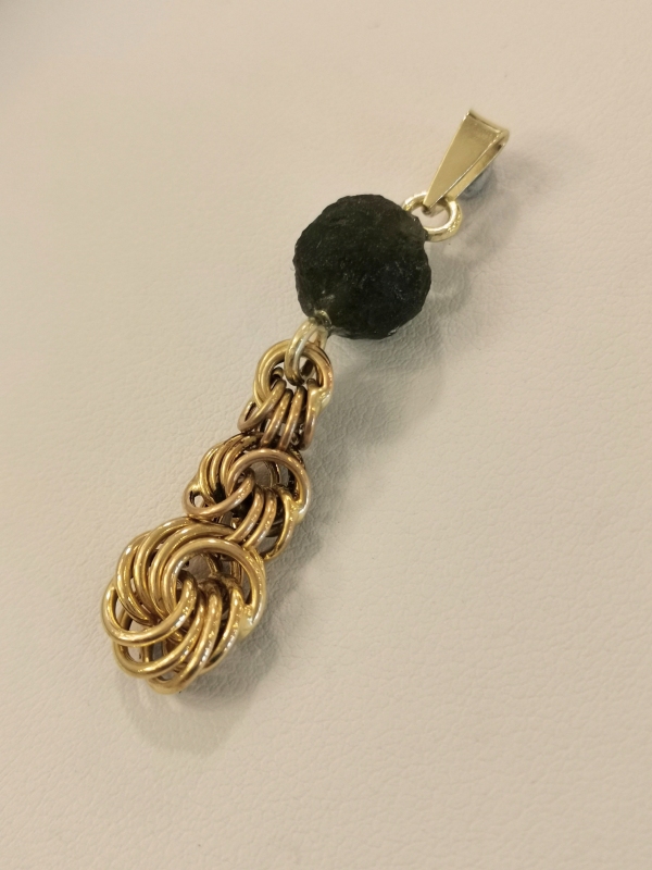 Přívěšek z přírodního vltavínu s ouškem ze žlutého zlata 